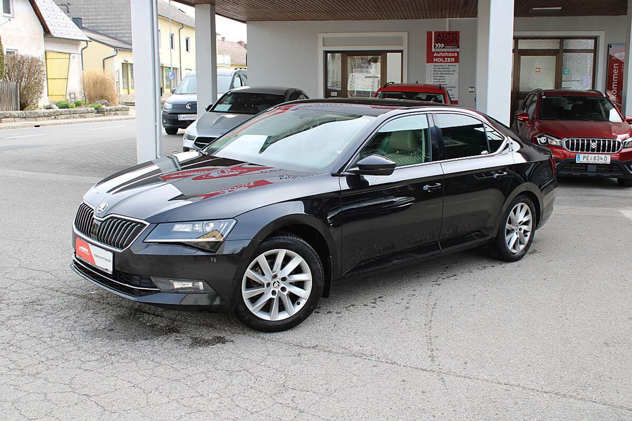 Skoda Superb  2,0 TDI Style *Blechschaden* *AHK, KESSY, Rü.Kam*