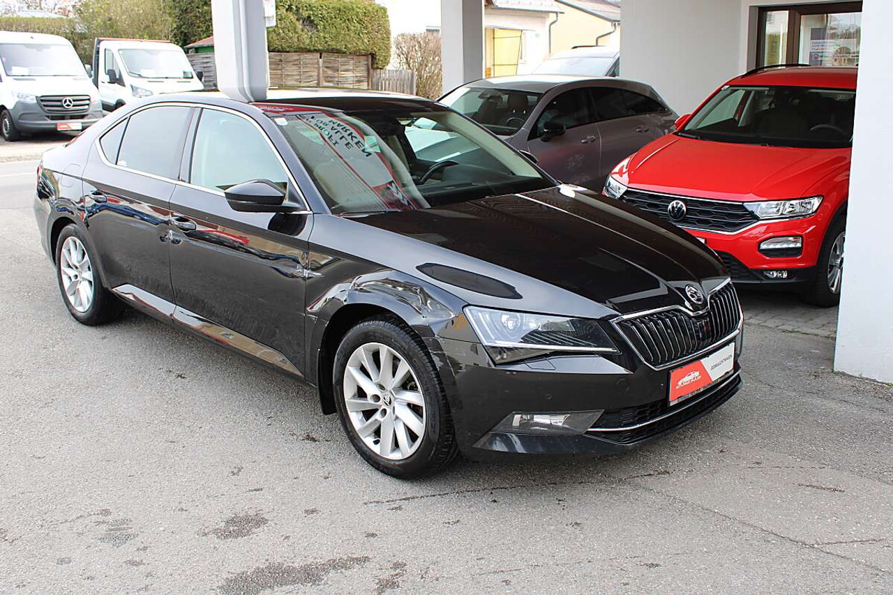 Skoda Superb  2,0 TDI Style *Blechschaden* *AHK, KESSY, Rü.Kam*