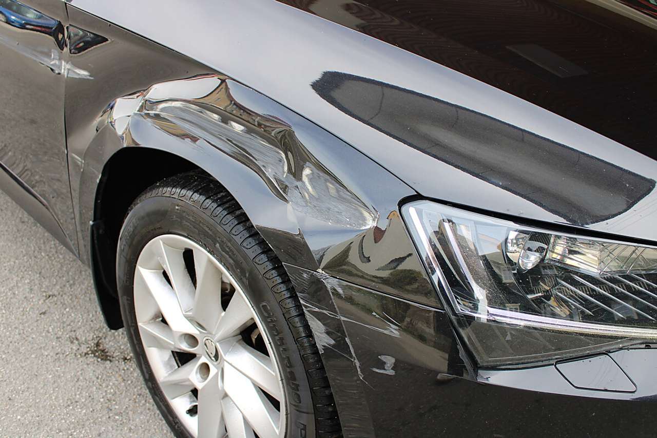 Skoda Superb  2,0 TDI Style *Blechschaden* *AHK, KESSY, Rü.Kam*