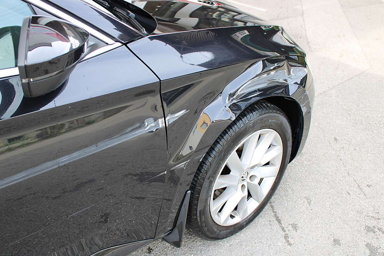 Skoda Superb  2,0 TDI Style *Blechschaden* *AHK, KESSY, Rü.Kam*