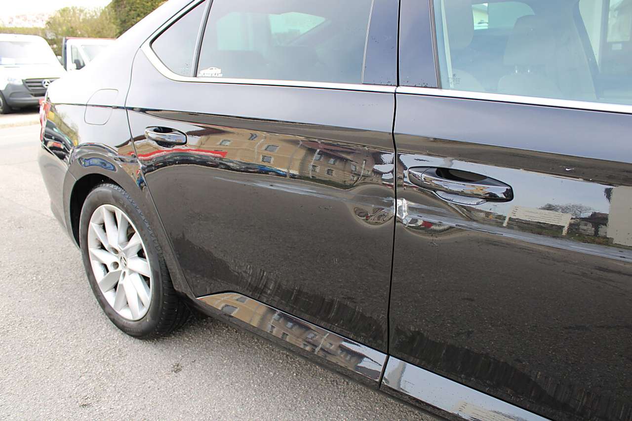 Skoda Superb  2,0 TDI Style *Blechschaden* *AHK, KESSY, Rü.Kam*