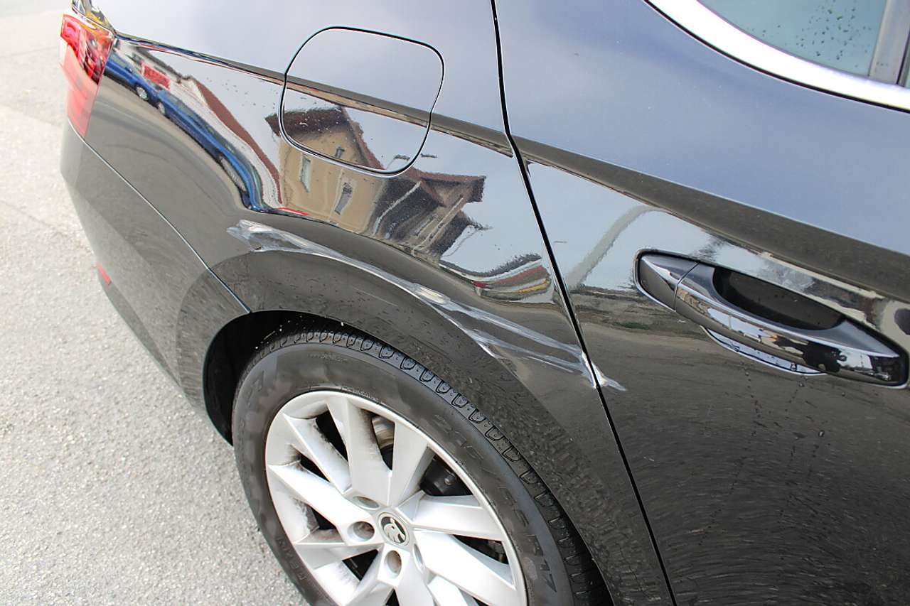 Skoda Superb  2,0 TDI Style *Blechschaden* *AHK, KESSY, Rü.Kam*